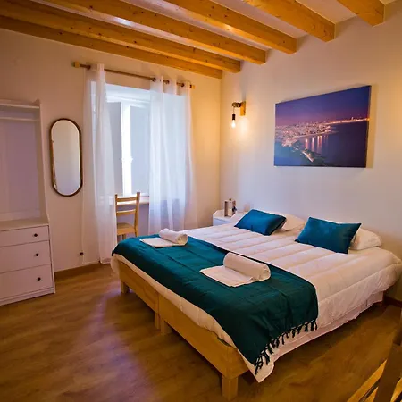 10 De Agosto ゲストハウス 3*