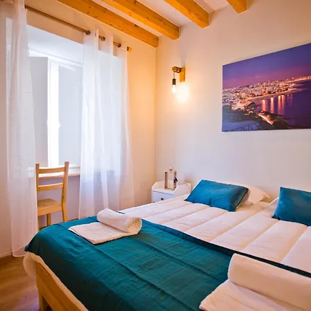 10 De Agosto ゲストハウス 3*