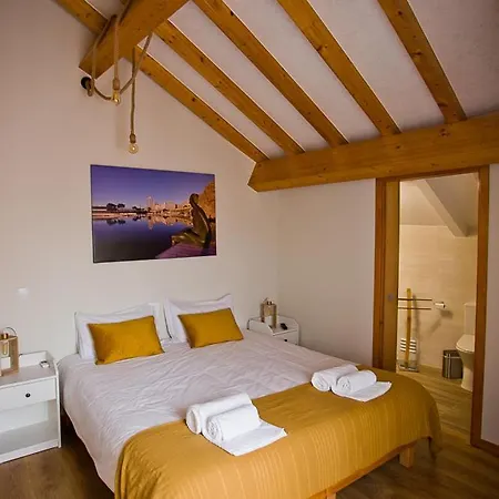 10 De Agosto ゲストハウス 3*